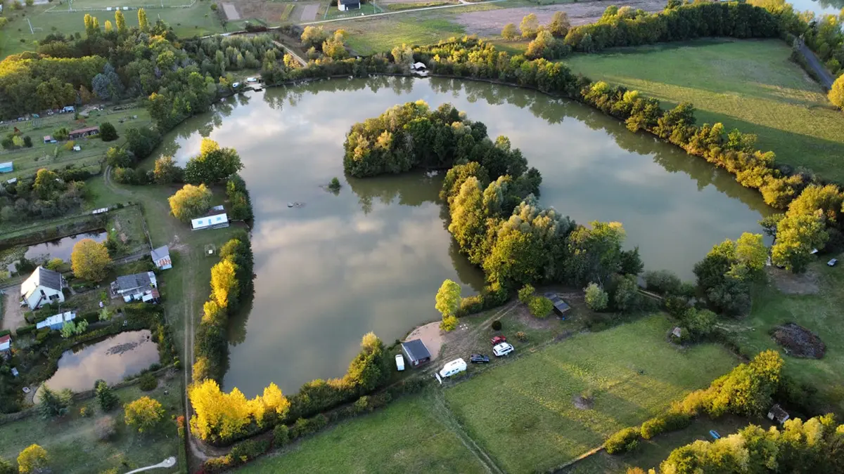 Propriété d'environ 6 ha avec étang de 4 Ha dans le Loir-et-Cher